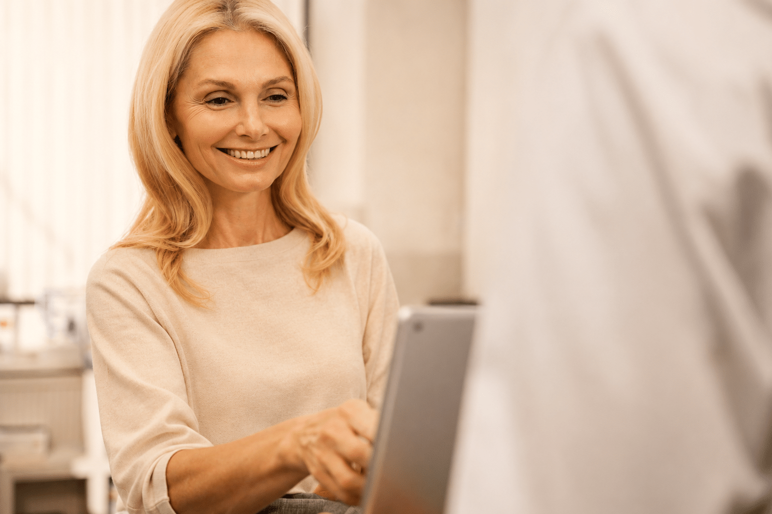 Person bei der Online-Registrierung an einem Computer